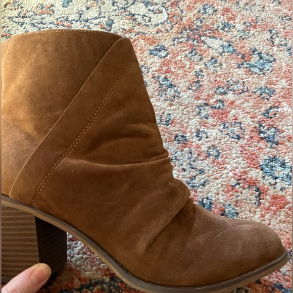 Universal Thread Heeled Booties - Picture 3 of 6